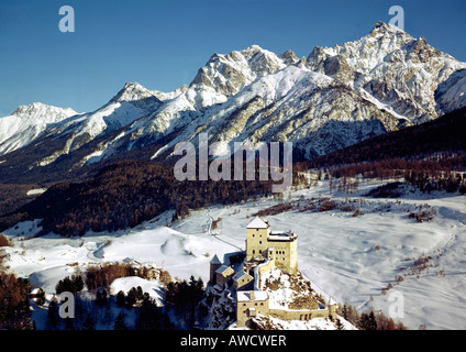 Château de Tarasp canton des Grisons Grisons suisse en face de montagnes Lischana Banque D'Images