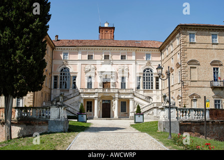 Govone dans le Roero entre Alba et Asti Piemonte Italie Piémont château baroque Banque D'Images