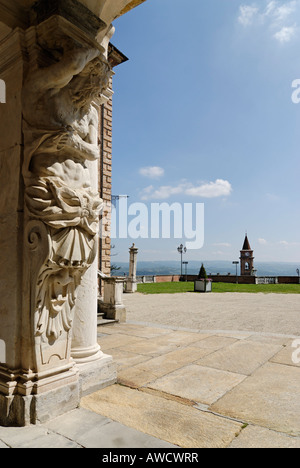 Govone dans le Roero entre Alba et Asti Piemonte Italie Piémont château baroque Atlant Banque D'Images