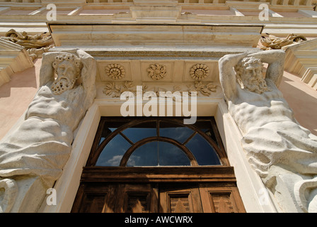 Govone dans le Roero entre Alba et Asti Piemonte Italie Piémont château baroque Atlant Banque D'Images