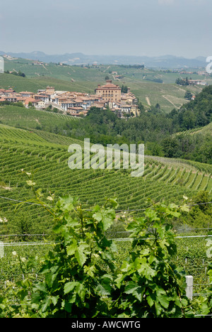 La province de Cuneo Barolo Piemonte Piémont Italie au sud d'Alba village viticole château bien connu entre les vignes Banque D'Images