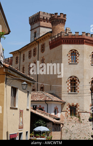 La province de Cuneo Barolo Piemonte Piémont Italie au sud d'Alba village viticole château bien connu Banque D'Images