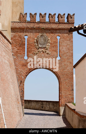 La province de Cuneo Barolo Piemonte Piémont Italie au sud d'Alba village viticole château bien connu Banque D'Images