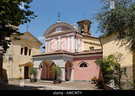 La province de Cuneo Barolo Piemonte Piémont Italie au sud d'Alba bien connue de l'église du village de vin au Château Banque D'Images