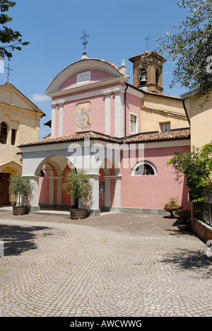 La province de Cuneo Barolo Piemonte Piémont Italie au sud d'Alba bien connue de l'église du village de vin au Château Banque D'Images