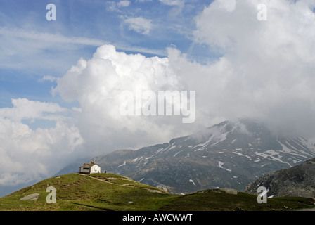 Parc National du Gran Paradiso entre Piémont le Piémont et la vallée d'Aoste Italie Alpes Garian church église Madonna della Neve à th Banque D'Images