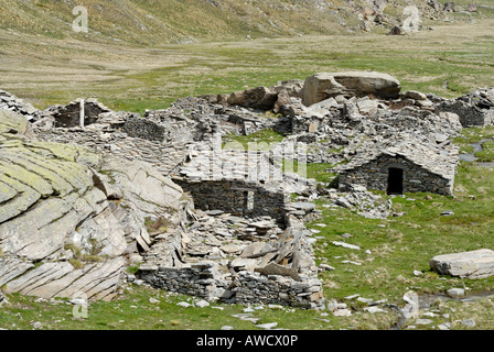 Parc National du Gran Paradiso entre Piémont le Piémont et la vallée d'Aoste Italie Garian Alpes alp abris à l'ancien chemin d'accès à la Sa Val Banque D'Images