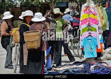 Scène de rue avec des stands de vêtements tibétains Banque D'Images