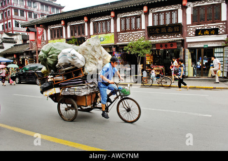 Pousse-pousse de charge lourde, vieille ville, près de Fangbang Zhonglu, Shanghai, Chine, Asie Banque D'Images