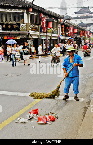 Nettoyeur de rue avec des balais, vieille ville, près de Fangbang Zhonglu, Shanghai, Chine, Asie Banque D'Images