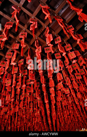Temple du dieu de la ville, les offrandes qui pendent du plafond, Shanghai, Chine, Asie Banque D'Images