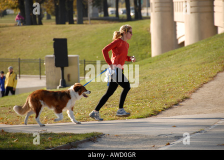 Les femmes promènent leurs chiens sur Chicago's waterfront. Banque D'Images