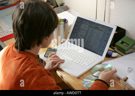 Boy le téléchargement de musique sur internet Banque D'Images