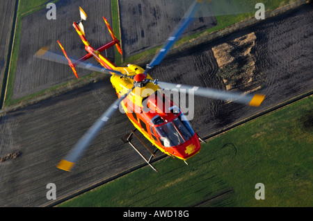 Eurocopter Medicopter BK 117 en vol Banque D'Images