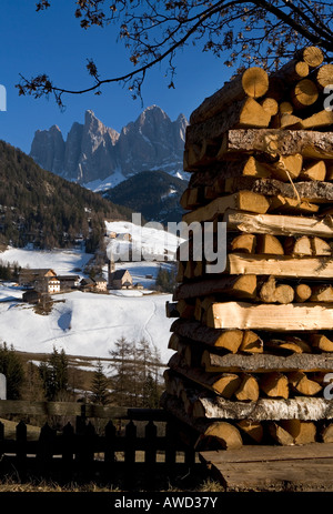 Village de Saint Magdalena en hiver la neige, Val di funes , Italie Banque D'Images