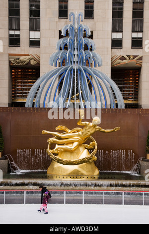 Patinage sur glace en face de Prométhée et le lève-Fontaine à la Rockefeller Center, New York Banque D'Images