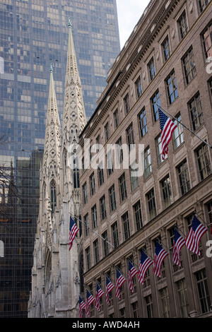 Saks department store et la Cathédrale St Patrick sur la Cinquième Avenue, New York Banque D'Images