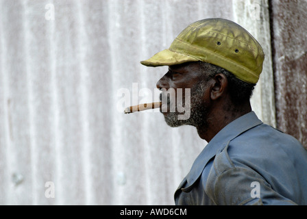 L'homme en fumant un cigare, Vinales Cuba, Caraïbes, Amériques Banque D'Images