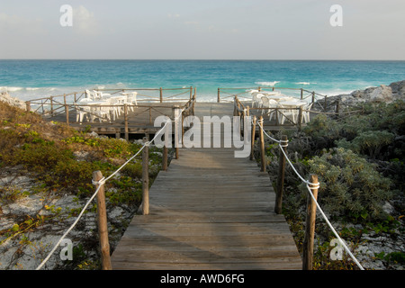 Passerelle en bois, sentier qui conduit à la plage de Cayo Largo, Cuba, Amériques Banque D'Images