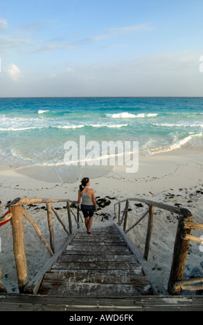 Femme marche sur une passerelle vers la plage Cayo Largo, Cuba, Amériques Banque D'Images