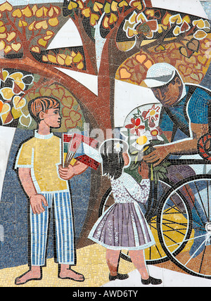 Mosaïque murale socialiste faites par Walter Womacka - Haus des Lehrers à Berlin, Germany, Europe Banque D'Images