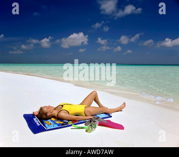 Jeune femme avec matériel de plongée sur la plage de rêve, Maldives, océan Indien Banque D'Images