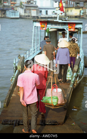 Les gens à bord d'un traversier pour passagers, Vietnam Banque D'Images