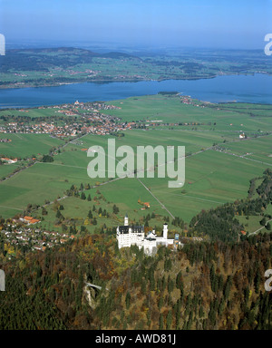 Le château de Neuschwanstein, Forggensee, Schwangau, Marienbruecke, Allgaeu, Bavaria, Allemagne, vue aérienne Banque D'Images