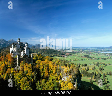 Le château de Neuschwanstein en automne, Panorama, Alp lake, Füssen, Thannheimer Montagnes, Allgaeu, Bavaria, Germany Banque D'Images