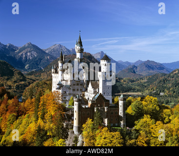 Le château de Neuschwanstein en automne, Panorama, Alp lake, Füssen, Thannheimer Montagnes, Allgaeu, Bavaria, Germany Banque D'Images