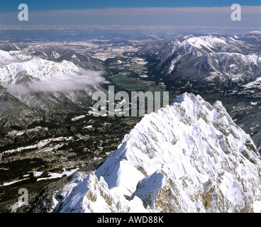 En vue de la vallée de Loisach et mer de brume Zugspitze, le plus haut sommet d'Allemagne, Garmisch-Partenkirchen, gamme Wetterstein, Upper Banque D'Images