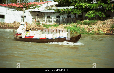 Femme Bateau à voile sur le fleuve Mekong, Vietnam Banque D'Images