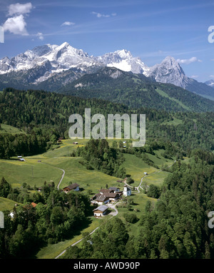 Wamberg, gamme Wetterstein, avec la Zugspitze, la plus haute montagne d'Allemagne, en arrière-plan, Waxenstein, Upper Bavaria, Bavaria, Banque D'Images