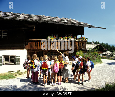 Musée en plein air de Glentleiten, tissage, classe scolaire, Grossweil, Haute-Bavière, Allemagne Banque D'Images