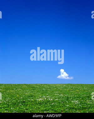 Cumulus unique au cours de l'été pré, ciel bleu Banque D'Images