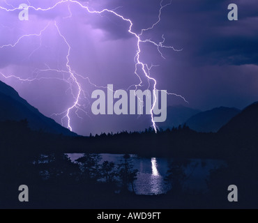 Orage et de la foudre, vallée de la Loisach, Muehlsee lac près de Eschenlohe, Haute-Bavière, Bavière, Allemagne Banque D'Images