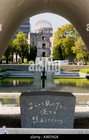 Vue sur le cénotaphe du Parc de la paix construit aux milliers de victimes tuées par la première bombe atomique. Banque D'Images