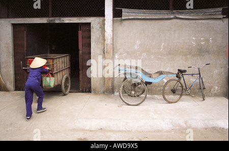 Femme poussant dans la construction de la remorque Banque D'Images