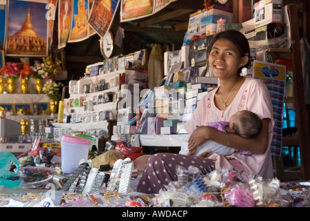 Mère avec bébé dans la boutique, Kway Nya ou village, PDI-région en bordure de la Thaïlande près de Maesot, Birma Banque D'Images