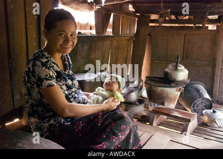 Mère avec enfant dans une cuisine simple, Kway Nya ou village, PDI-région en bordure de la Thaïlande près de Maesot, Birma Banque D'Images