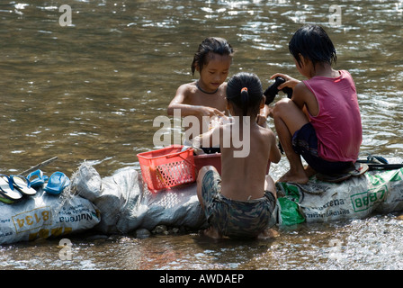 Laver les vêtements des enfants dans le fleuve, Mae Ra camp pour réfugiés birmans, Maesot, Thaïlande Banque D'Images