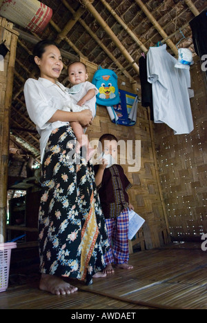 Famille de réfugiés, Mae Ra camp pour réfugiés birmans, Maesot, Thaïlande Banque D'Images