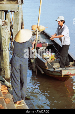 Coco en cours de déchargement, Vietnam Banque D'Images