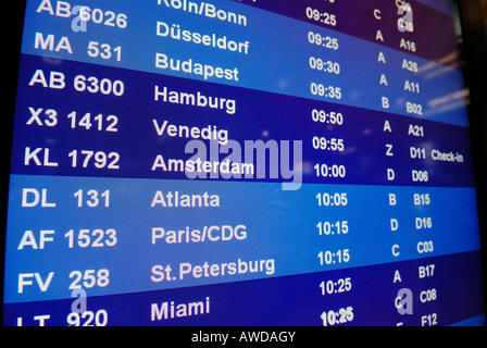 Écran bleu avec liste des vols et des noms de ville dans un aéroport Banque D'Images