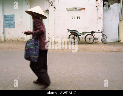 Woman Walking in Street Banque D'Images