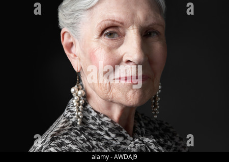 Senior Woman with Pearl Earrings Banque D'Images