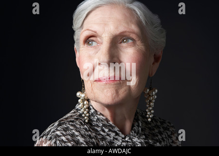 Senior Woman with Pearl Earrings Banque D'Images