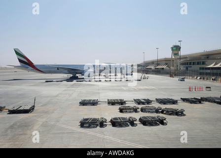 Boeing 777-300 de la compagnie aérienne 'Unis' à l'Aéroport International de Dubaï, Émirats Arabes Unis Banque D'Images