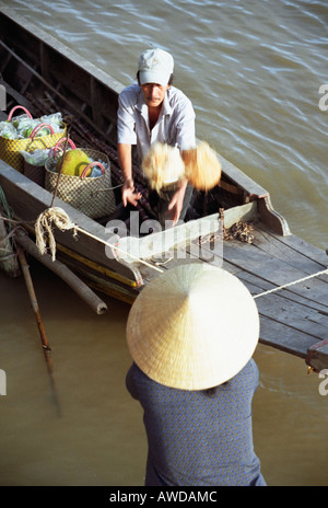 Coco en cours de déchargement, Vietnam Banque D'Images