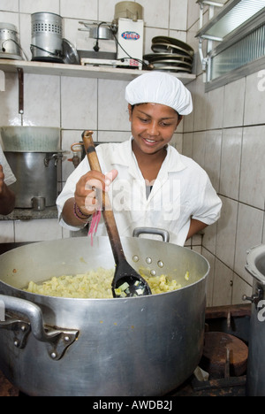 Adolescente dans une cuisine industrielle, Petropolis, Rio de Janeiro, Brésil Banque D'Images